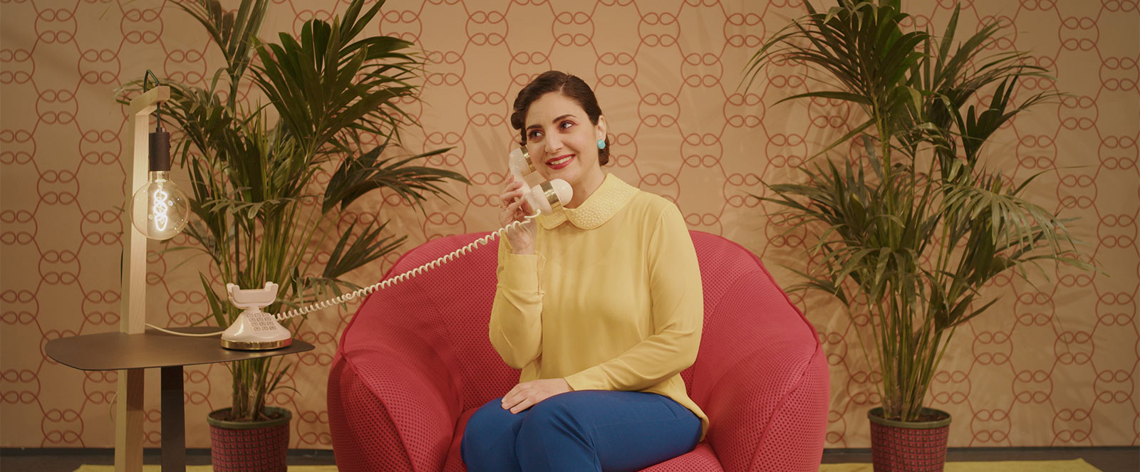 Donna che risponde a un telefono vintage nel video The Ego Calling